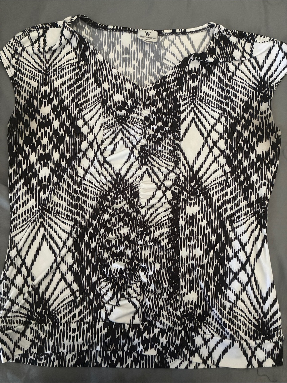 Worthington Black & White Abstract Ruched Cap Sleeve Top